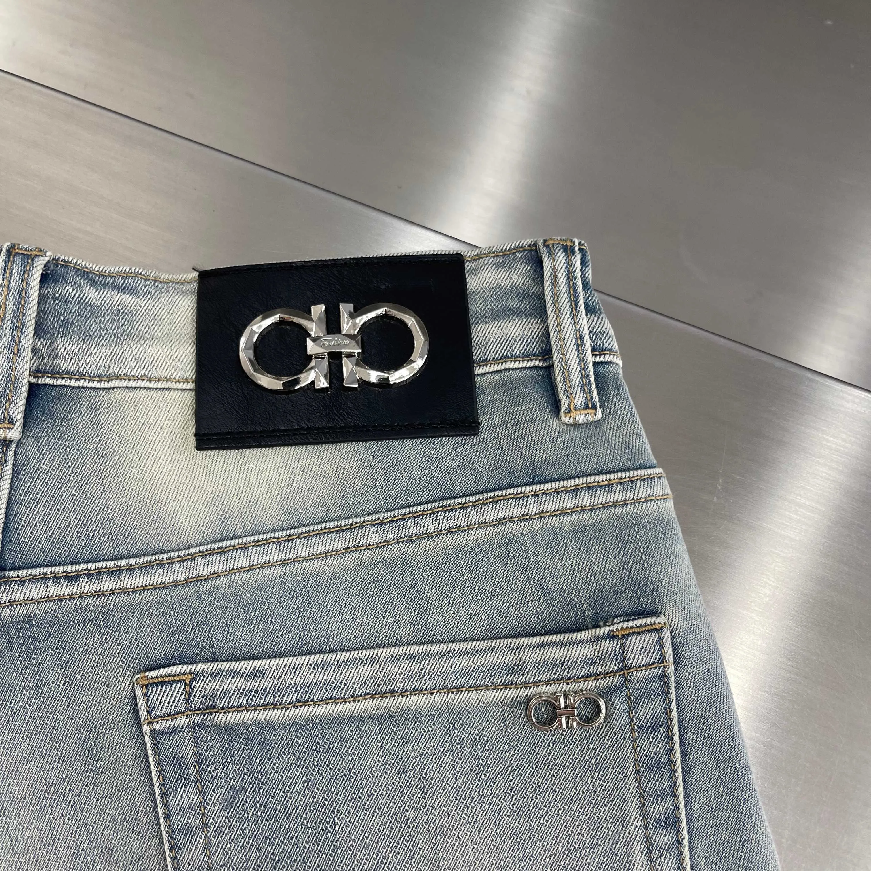 Ferragamo 🌹🌹26ss new spring and summer jeans are now available in the Premium version. Specially customized washed cloth fabrics are provided for customers. Breathable and highly comfortable. The details are impeccable. The design concept of brand elements reflects high quality. It feels delicate and soft. It presents a casual cut and the upper body shape is awesome! Sizes: 28-38 (no 35.37)